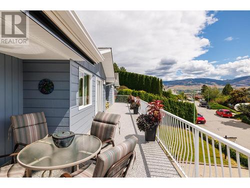 989 Monashee Place, Kelowna, BC - Outdoor With Exterior