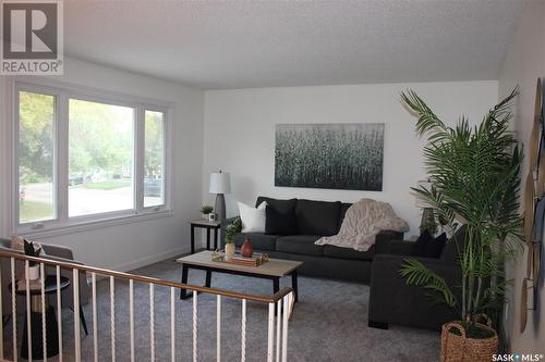 6 Rutley Street, Regina, SK - Indoor Photo Showing Living Room