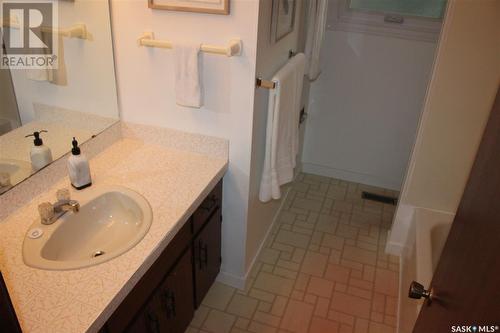 6 Rutley Street, Regina, SK - Indoor Photo Showing Bathroom