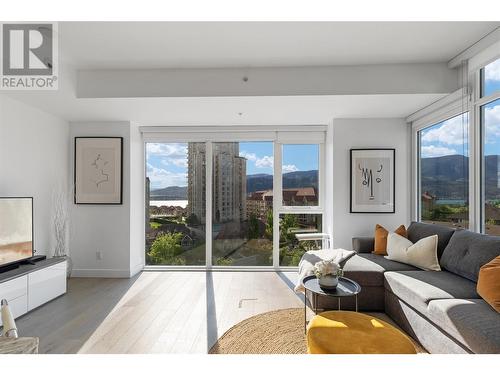 1151 Sunset Drive Unit# 602, Kelowna, BC - Indoor Photo Showing Living Room