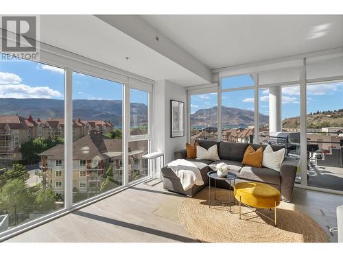 1151 Sunset Drive Unit# 602, Kelowna, BC - Indoor Photo Showing Living Room