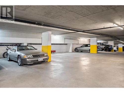 1151 Sunset Drive Unit# 602, Kelowna, BC - Indoor Photo Showing Garage