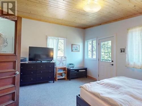 9773 Pryor Road, Powell River, BC - Indoor Photo Showing Bedroom