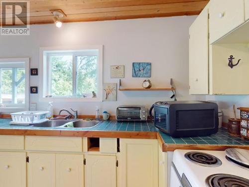 9773 Pryor Road, Powell River, BC - Indoor Photo Showing Kitchen With Double Sink