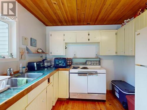 9773 Pryor Road, Powell River, BC - Indoor Photo Showing Kitchen With Double Sink