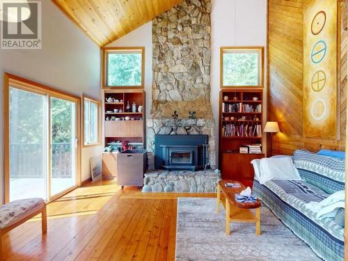 9773 Pryor Road, Powell River, BC - Indoor Photo Showing Living Room With Fireplace