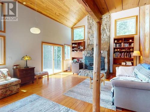 9773 Pryor Road, Powell River, BC - Indoor Photo Showing Living Room