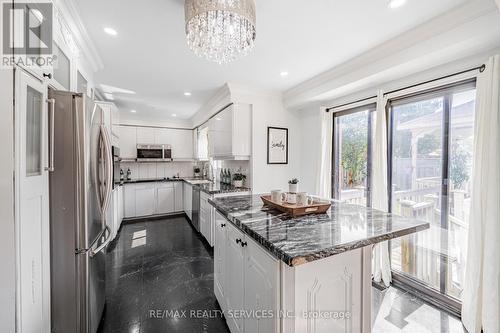 6 Songsparrow Drive, Brampton (Fletcher'S Creek South), ON - Indoor Photo Showing Kitchen With Upgraded Kitchen