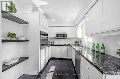 6 Songsparrow Drive, Brampton (Fletcher'S Creek South), ON - Indoor Photo Showing Kitchen With Upgraded Kitchen