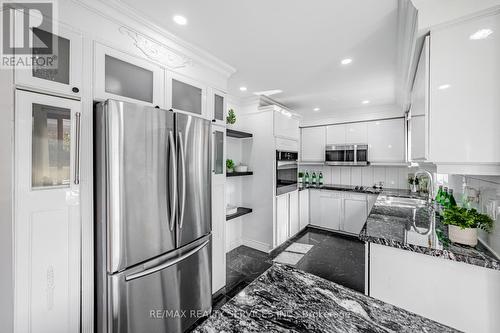 6 Songsparrow Drive, Brampton (Fletcher'S Creek South), ON - Indoor Photo Showing Kitchen With Upgraded Kitchen