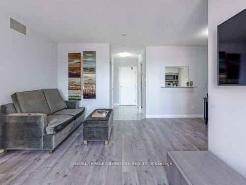 706-265 Enfield Pl, Mississauga, ON - Indoor Photo Showing Living Room