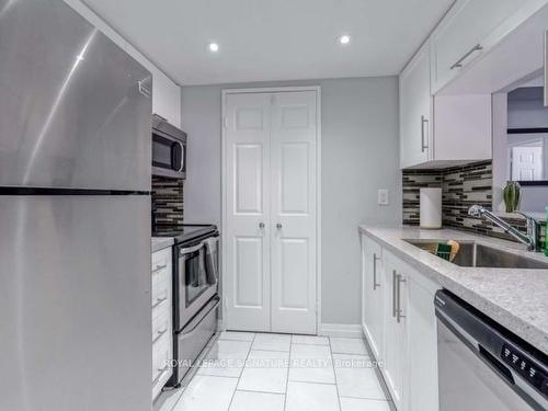 706-265 Enfield Pl, Mississauga, ON - Indoor Photo Showing Kitchen With Stainless Steel Kitchen