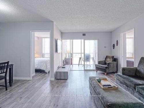 706-265 Enfield Pl, Mississauga, ON - Indoor Photo Showing Living Room