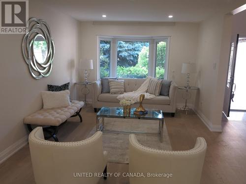 86 Stiver Drive, Newmarket (Bristol-London), ON - Indoor Photo Showing Living Room