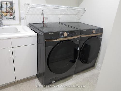 86 Stiver Drive, Newmarket (Bristol-London), ON - Indoor Photo Showing Laundry Room