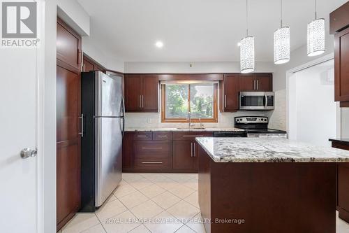 140 Renaud Drive, Waterloo, ON - Indoor Photo Showing Kitchen With Upgraded Kitchen