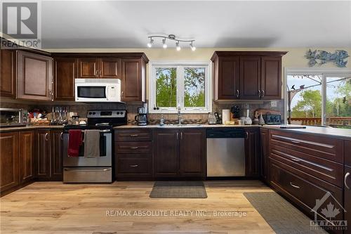 4666 Matawatchan Road, Greater Madawaska, ON - Indoor Photo Showing Kitchen With Double Sink