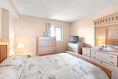 1014 77 Edmonton Street, Winnipeg, MB - Indoor Photo Showing Bedroom