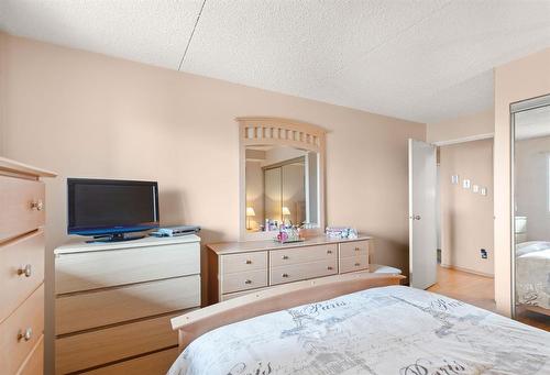 1014 77 Edmonton Street, Winnipeg, MB - Indoor Photo Showing Bedroom