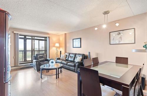 1014 77 Edmonton Street, Winnipeg, MB - Indoor Photo Showing Living Room