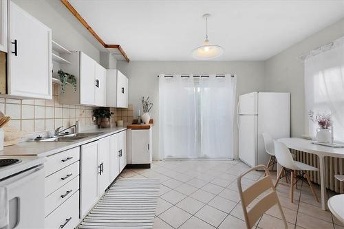 13 Clinton Street, Hamilton, ON - Indoor Photo Showing Kitchen With Double Sink