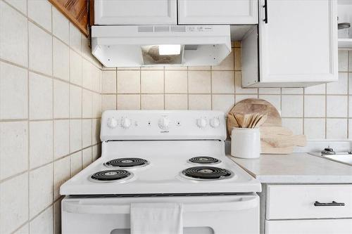 13 Clinton Street, Hamilton, ON - Indoor Photo Showing Kitchen