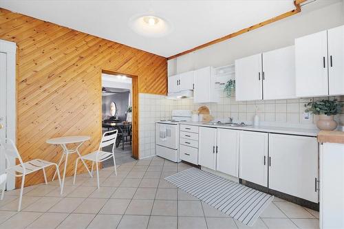 13 Clinton Street, Hamilton, ON - Indoor Photo Showing Kitchen