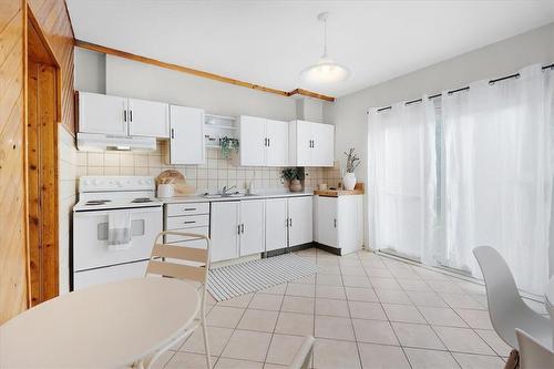 13 Clinton Street, Hamilton, ON - Indoor Photo Showing Kitchen