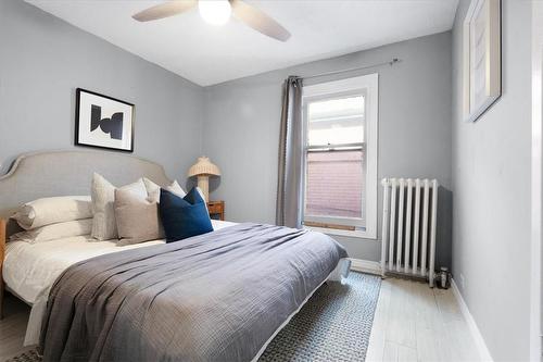 13 Clinton Street, Hamilton, ON - Indoor Photo Showing Bedroom