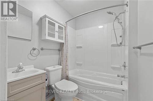 381 Simpson Avenue, Welland, ON - Indoor Photo Showing Bathroom