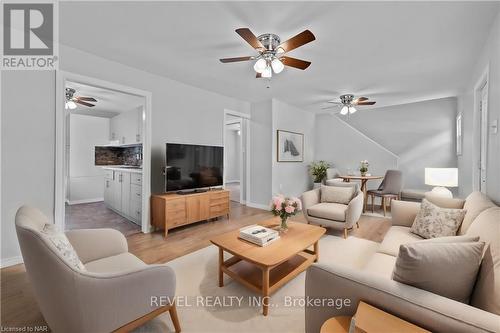 381 Simpson Avenue, Welland, ON - Indoor Photo Showing Living Room