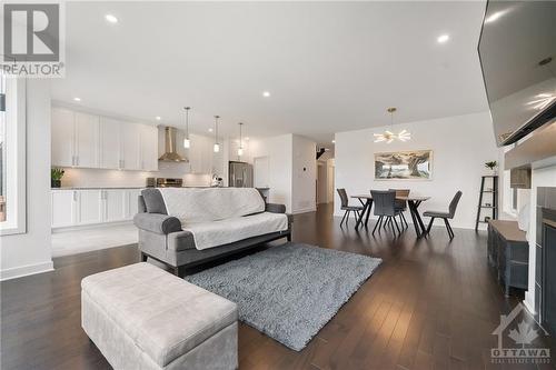 504 Ascender Avenue, Ottawa, ON - Indoor Photo Showing Living Room