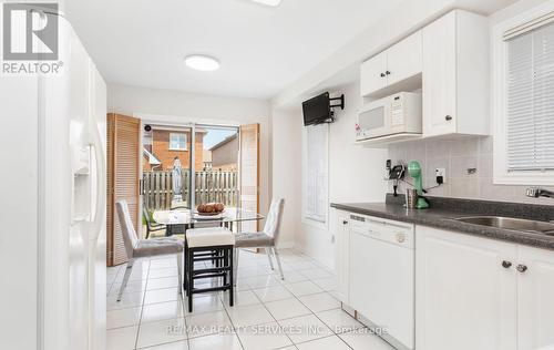 52 Sunny Glen Crescent, Brampton (Northwest Sandalwood Parkway), ON - Indoor Photo Showing Kitchen