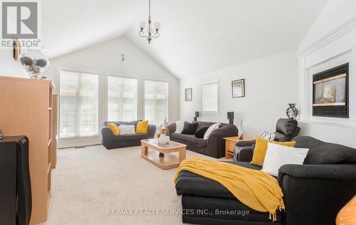 52 Sunny Glen Crescent, Brampton (Northwest Sandalwood Parkway), ON - Indoor Photo Showing Living Room