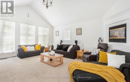 52 Sunny Glen Crescent, Brampton (Northwest Sandalwood Parkway), ON - Indoor Photo Showing Living Room