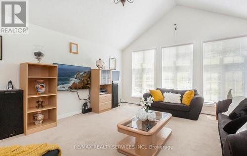 52 Sunny Glen Crescent, Brampton (Northwest Sandalwood Parkway), ON - Indoor Photo Showing Living Room