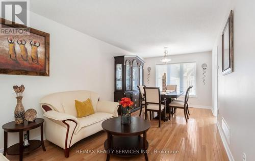 52 Sunny Glen Crescent, Brampton (Northwest Sandalwood Parkway), ON - Indoor Photo Showing Living Room