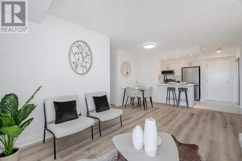 1610 - 3880 Duke Of York Boulevard, Mississauga (City Centre), ON - Indoor Photo Showing Living Room