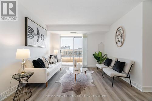 1610 - 3880 Duke Of York Boulevard, Mississauga (City Centre), ON - Indoor Photo Showing Living Room