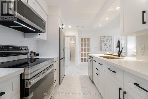 1610 - 3880 Duke Of York Boulevard, Mississauga (City Centre), ON - Indoor Photo Showing Kitchen With Upgraded Kitchen