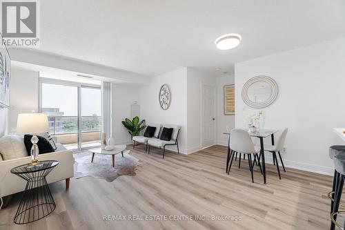 1610 - 3880 Duke Of York Boulevard, Mississauga (City Centre), ON - Indoor Photo Showing Living Room