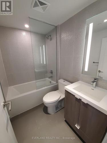 521 - 585 Bloor Street E, Toronto (North St. James Town), ON - Indoor Photo Showing Bathroom