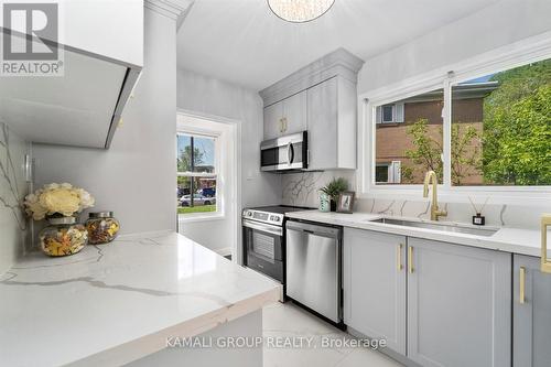 101 Crone Court, Newmarket (Bristol-London), ON - Indoor Photo Showing Kitchen