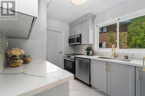 101 Crone Court, Newmarket (Bristol-London), ON - Indoor Photo Showing Kitchen