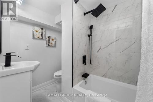 101 Crone Court, Newmarket (Bristol-London), ON - Indoor Photo Showing Bathroom