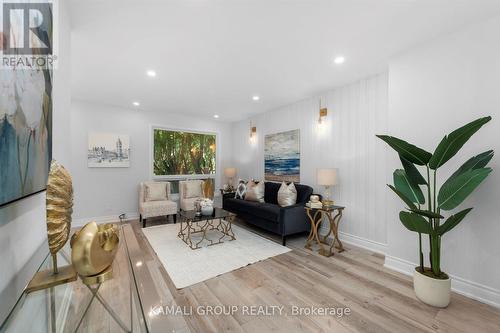 101 Crone Court, Newmarket (Bristol-London), ON - Indoor Photo Showing Living Room