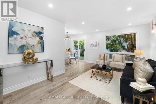 101 Crone Court, Newmarket (Bristol-London), ON - Indoor Photo Showing Living Room