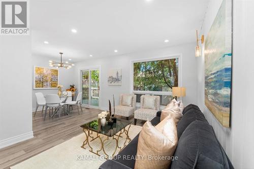 101 Crone Court, Newmarket (Bristol-London), ON - Indoor Photo Showing Living Room