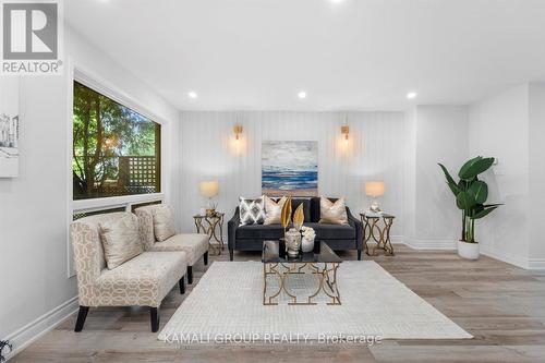 101 Crone Court, Newmarket (Bristol-London), ON - Indoor Photo Showing Living Room