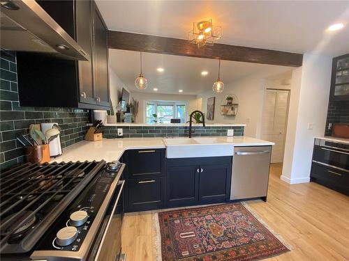 1907 Knox Crescent, Kelowna, BC - Indoor Photo Showing Kitchen With Upgraded Kitchen